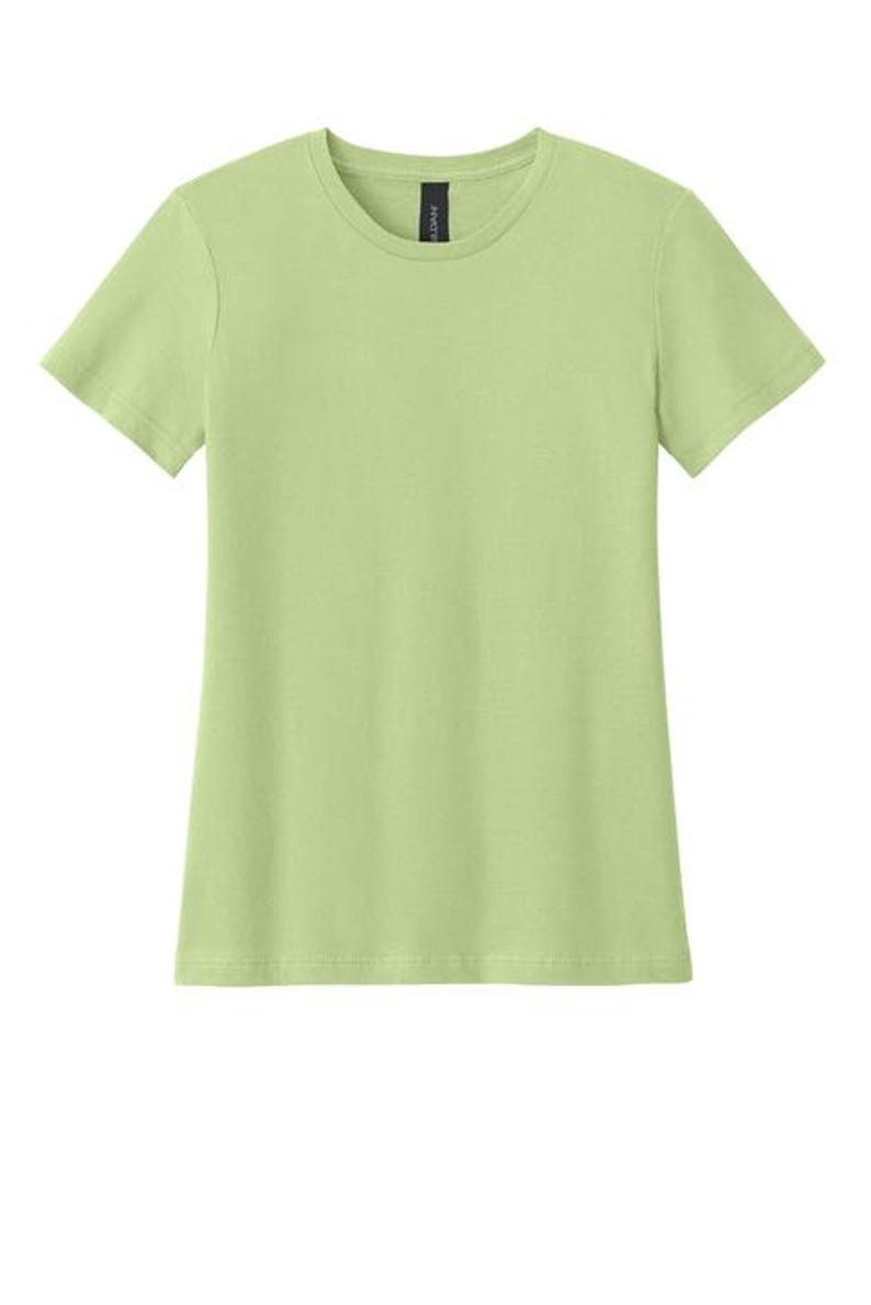Pu&ograve; includere: T-shirt verde chiaro a maniche corte con scollo tondo. La parte superiore tinta unita &egrave; di colore pieno e sembra essere realizzata in un tessuto morbido. L'etichetta &egrave; visibile nel collo.