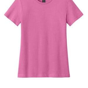 Pu&ograve; includere: T-shirt rosa tinta unita con scollo tondo e maniche corte. L'indumento ha un design semplice e classico, adatto all'abbigliamento casual. Il tessuto sembra essere un materiale morbido e leggero.