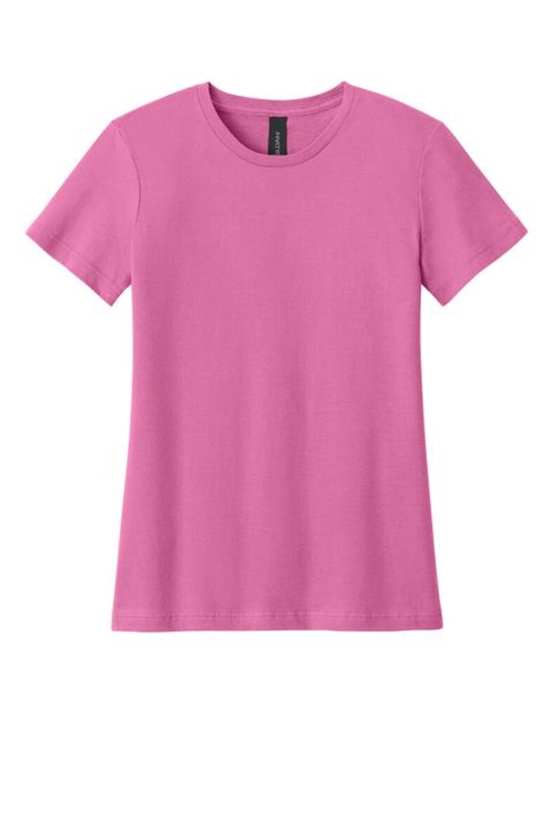 Pu&ograve; includere: T-shirt rosa tinta unita con scollo tondo e maniche corte. L'indumento ha un design semplice e classico, adatto all'abbigliamento casual. Il tessuto sembra essere un materiale morbido e leggero.