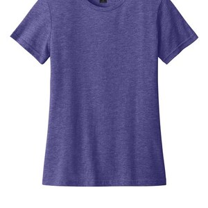 Pu&ograve; includere: Una maglietta viola melange con girocollo e maniche corte. La maglietta ha un aspetto leggermente strutturato e una piccola etichetta nera vicino allo scollo. L'indumento &egrave; esposto su uno sfondo bianco.