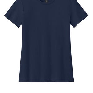 Pu&ograve; includere: Una maglietta blu navy a maniche corte. L'indumento ha uno scollo tondo e una vestibilit&agrave; classica. Il tessuto sembra essere un materiale morbido e confortevole. L'etichetta &egrave; visibile all'interno del colletto.