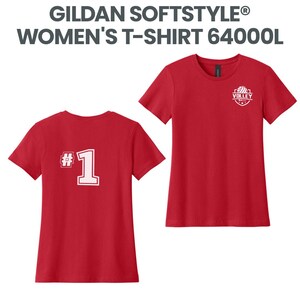 Pu&ograve; includere: Due magliette rosse Gildan Softstyle. Una maglietta ha una grafica bianca "#1" sul retro. L'altra maglietta ha un logo di pallavolo bianco sul davanti. Il testo "VOLLEY" &egrave; visibile sul logo. Il testo "GILDAN SOFTSTYLE WOMEN'S T-SHIRT 64000L" &egrave; in alto.