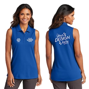 Puede incluir: Un polo sin mangas de color azul real con cuello y tres botones. La parte delantera de la camisa tiene el texto "YOUR TEXT HERE" y "YOUR LOGO HERE". La parte trasera de la camisa tiene el texto "Your DESIGN here" en blanco.