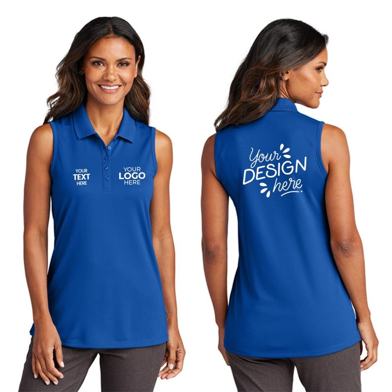 Puede incluir: Un polo sin mangas de color azul real con cuello y tres botones. La parte delantera de la camisa tiene el texto "YOUR TEXT HERE" y "YOUR LOGO HERE". La parte trasera de la camisa tiene el texto "Your DESIGN here" en blanco.