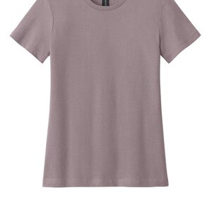 Pu&ograve; includere: Una maglietta a maniche corte color malva. La maglietta girocollo ha un design semplice e classico, con un'etichetta all'interno del colletto. La maglietta &egrave; realizzata in un tessuto morbido e tinta unita, adatta all'abbigliamento casual.