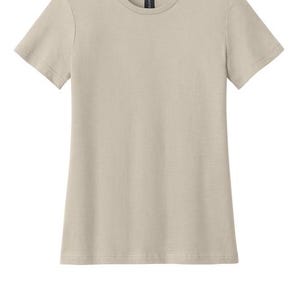 Pu&ograve; includere: Una maglietta beige tinta unita con scollo tondo e maniche corte. La maglietta ha un design semplice e classico ed &egrave; realizzata in un tessuto morbido. Un'etichetta &egrave; visibile sul retro del collo. Questa maglietta basic &egrave; adatta per l'abbigliamento casual.