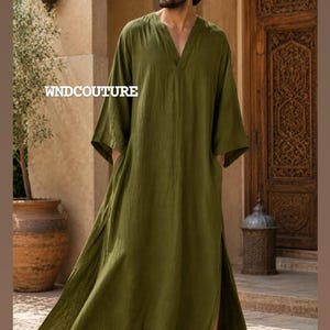 Roupão caftan masculino em linho verde: modelagem solta, bolsos laterais, ideal para resorts de verão.