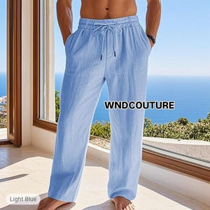 Könnte beinhalten: Hellblaue Leinenhose mit Kordelzugbund. Die Hose hat eine lockere Passform und Taschen. Der Text "WNDCOUTURE" ist auf der Hose aufgedruckt. Die Worte "Light Blue" sind unten im Bild aufgedruckt.