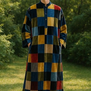 Könnte beinhalten: Ein langer, mehrfarbiger Samtrobe mit einem Schachbrettmuster in Blau-, Gelb-, Rot- und Schwarztönen. Die Robe hat einen Stehkragen und lange Ärmel. Die Person steht im Freien in einer grasbewachsenen Gegend.