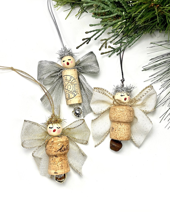 BEE World's Best Mom - Cedar Ornament BEE World's Best Mom - Cedar Ornament