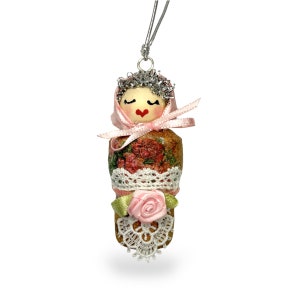 Adorno colgante de muñeca rusa, Babushka, decoraciones navideñas de corcho de vino reciclado Light pink