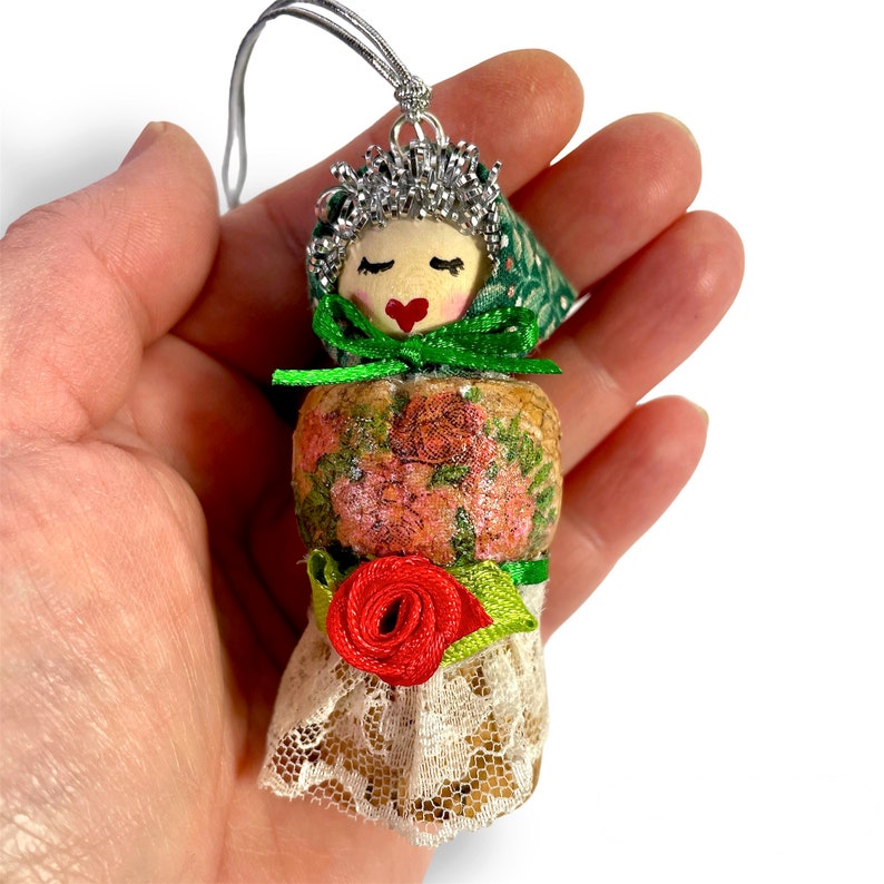 Adorno colgante de muñeca rusa, Babushka, decoraciones navideñas de corcho de vino reciclado Green head scarf