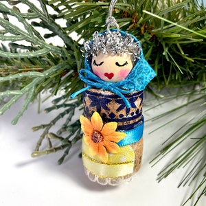 Adorno colgante de muñeca rusa, Babushka, decoraciones navideñas de corcho de vino reciclado imagen 6