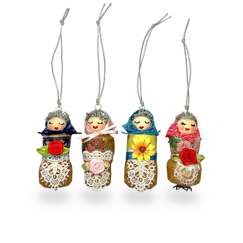 Adorno colgante de muñeca rusa, Babushka, decoraciones navideñas de corcho de vino reciclado imagen 1