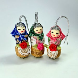 Adorno colgante de muñeca rusa, Babushka, decoraciones navideñas de corcho de vino reciclado imagen 8