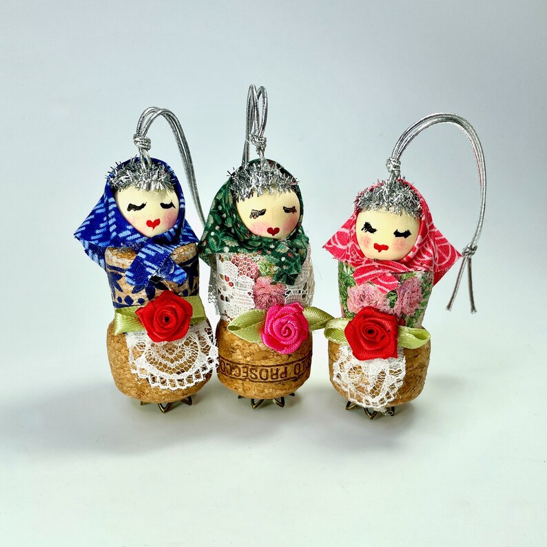 Adorno colgante de muñeca rusa, Babushka, decoraciones navideñas de corcho de vino reciclado imagen 8