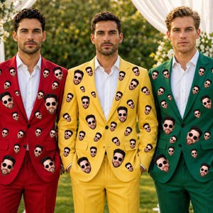 Peut inclure: Trois costumes en rouge, jaune et vert, chacun arborant un motif répétitif d'un visage d'homme portant des lunettes de soleil. Chaque ensemble comprend un blazer assorti à un bouton et une chemise habillée blanche à col portée dessous.