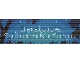 Könnte beinhalten: Ein Kreuzstich-Design mit einem Nachthimmel-Thema. Der Hintergrund ist ein dunkler Blauton, mit weißem Text, der lautet: "There you are, I've been looking for you." Das Design zeigt Baumsilhouetten und Sterne.