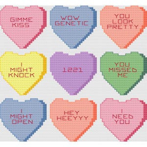 Könnte beinhalten: Ein Raster von neun pixeligen herzförmigen Designs in verschiedenen Farben, jedes mit einer anderen Textnachricht. Die Nachrichten lauten: "GIMME KISS", "WOW GENETIC", "YOU LOOK PRETTY", "I MIGHT KNOCK", "1221", "YOU MISSED ME", "I MIGHT OPEN", "HEY HEEYYY" und "I NEED YOU".