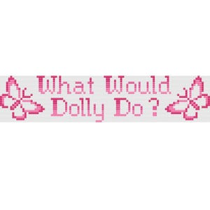 Puede incluir: Un diseño de punto de cruz sobre tela blanca. El texto "What Would Dolly Do?" está en rosa, con acentos de mariposa en cada extremo. El diseño es sencillo y presenta una estética pixelada.