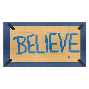 Peut inclure: Un motif de point de croix rectangulaire présentant le mot BELIEVE en lettres pixelisées bleu vif centrées sur un fond beige. Le design est encadré par une bordure bleu foncé avec des accents noirs aux coins et de fines lignes grises.