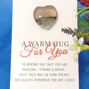 Een warme knuffel voor jou - unieke zakknuffel cadeaukaart met liefdevolle sentimentele boodschap - agaat met kristallen hart dendritische insluitsels