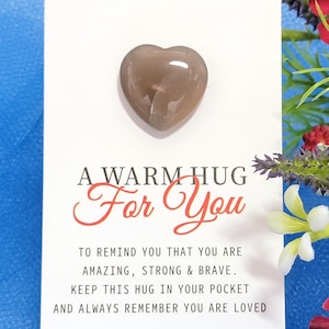 A Warm Hug For You - Unieke zakknuffel Verzorgend sentimenteel bericht Cadeaubon met bruin agaatkristallen hart