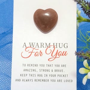 Een warme knuffel voor jou - Unieke pocketknuffel Verzorgend sentimenteel bericht Cadeaubon met aardbeikwartskristalhart