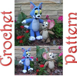 Può includere: Schema all'uncinetto con i personaggi di Tom e Jerry. Tom è blu, grigio e bianco, mentre Jerry è marrone e rosa. La parola "Crochet" è scritta verticalmente in rosso e "Pattern" è scritta verticalmente in rosso.