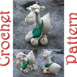 Könnte beinhalten: Gehäkeltes Amigurumi-Kamelspielzeug mit grünem Satchel. Das Kamel hat einen langen Hals, große Augen und einen albernen Ausdruck. Das Spielzeug sitzt auf einer braunen Oberfläche.
