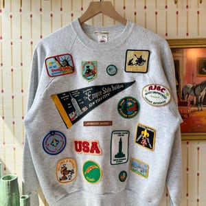 Vintage Patchwork Sweatshirt – Empire State Building, USA Travel Patches Crewneck, Large