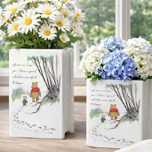 Pooh und Piglet Abenteuer Buchvase, Winnie Puuh Keramik Büchervase, Sobald ich dich Zitat sah, Disney Freundschaft Storybook Vase Decor