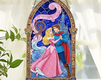 Könnte beinhalten: Buntglasfenster-Kunst mit einer Prinzessin in einem rosa Kleid und einem Prinzen in Blau, die vor einem Schloss tanzen. Das Design umfasst ein Spinnrad und einen Sternenhimmel, umrahmt von einem dekorativen Rahmen mit farbigen Edelsteinen.