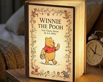 Lampada a libro di Winnie the Pooh, luce LED in legno con l'orso Pooh della Disney, lampada da notte a tema fiabesco, decorazione per la cameretta, classica luce da notte di Pooh per la cameretta.