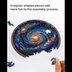 K&ouml;nnte beinhalten: Ein teilweise zusammengesetztes Holzpuzzle mit einem Galaxiedesign in Blau-, Gold- und Braunt&ouml;nen. Das Puzzle ist kreisf&ouml;rmig und hat unregelm&auml;&szlig;ig geformte Teile. Der Text lautet: "Unregelm&auml;&szlig;ig geformte Teile machen den Zusammenbau noch unterhaltsamer."