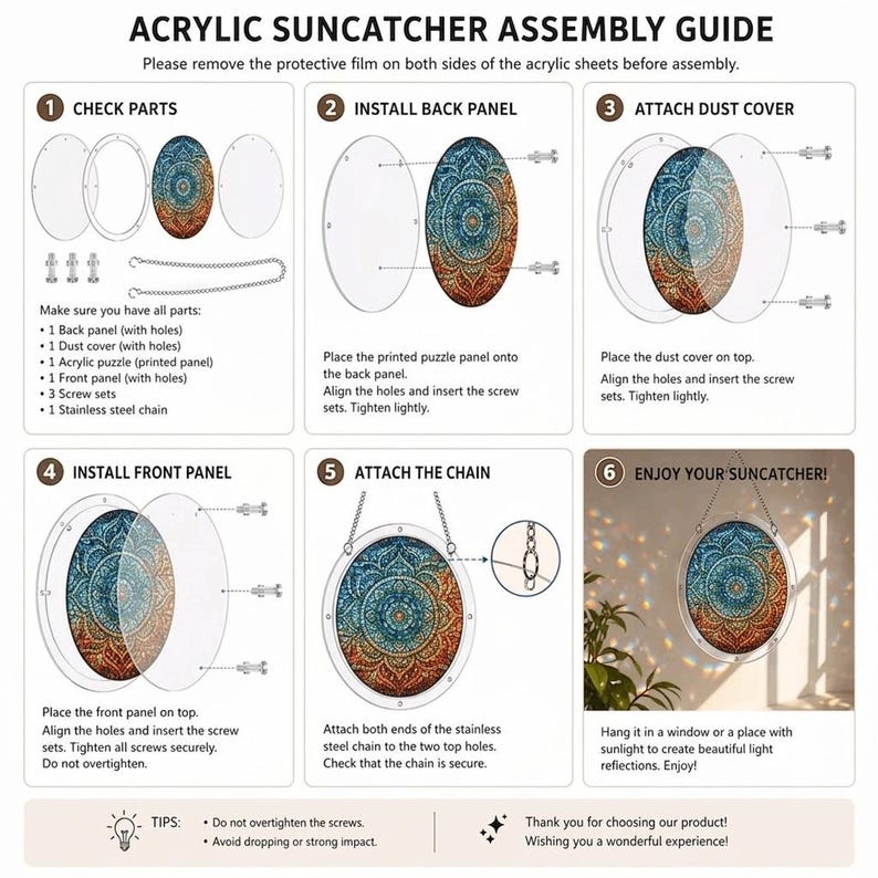 K&ouml;nnte beinhalten: Montageanleitung f&uuml;r einen Acryl-Suncatcher. Die Anleitung zeigt die Schritte zur Montage des Suncatchers, einschlie&szlig;lich der &Uuml;berpr&uuml;fung der Teile, der Installation der R&uuml;ckwand, des Anbringens der Staubschutzh&uuml;lle, der Installation der Frontplatte, des Anbringens der Kette und des Genie&szlig;ens des Suncatchers.