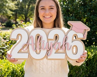 Insegna in legno personalizzata per la laurea 2026, insegna personalizzata con nome della classe 2026, insegna in legno a 2 strati per la laurea, accessorio per foto di fine anno, decorazione per festa di laurea