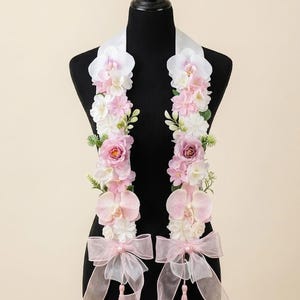 Personalisierte Kokette Bogen-Rosa-Blumen-Abschluss-Stola, geschichtete Blumen-graduierung Schärpe, Pastell-Abschluss-Lei, benutzerdefinierter Name Senior Stola Geschenk