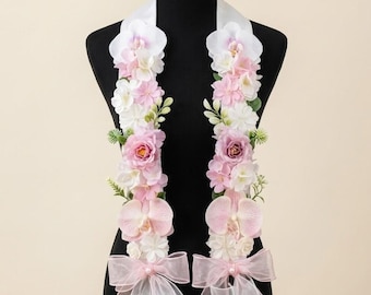 Stola di laurea personalizzata con fiocco rosa e fiori, fascia di laurea a strati con fiori, lei di laurea pastello, stola di laurea personalizzata con nome, regalo per la laureata