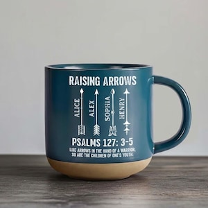 Puede incluir: Taza de cerámica color turquesa con base beige y asa curva. La taza presenta el texto "RAISING ARROWS" y los nombres "ALICE, ALEX, SOPHIA, HENRY" con gráficos de flechas. También se muestra el texto "PSALMS 127: 3-5".