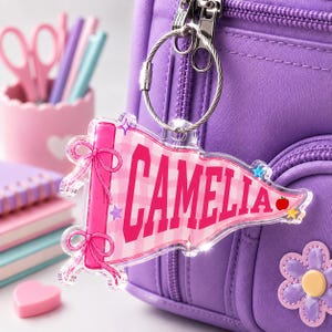 Gepersonaliseerde acryl rugzaklabel met vlaggetjesmotief, tashanger met eigen naam, roze geruite school sleutelhanger, cadeau voor kinderen voor de start van het schooljaar