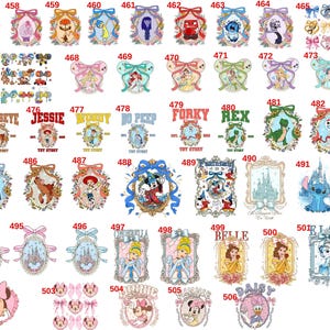 K&ouml;nnte beinhalten: Eine Sammlung von Disney-Grafikdesigns mit Figuren wie Elsa, Mickey Mouse und Belle sowie Toy Story-Charakteren. Jedes Design ist mit dekorativen Elementen und Schleifen umrahmt.