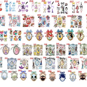 K&ouml;nnte beinhalten: Eine Sammlung von Aufklebern und Verzierungen zum Thema Disney. Das Bild zeigt verschiedene Designs, darunter Prinzessinnenportr&auml;ts, Schleifen, Schl&ouml;sser und Charakterillustrationen. Die Farbpalette umfasst Pastellt&ouml;ne mit Gold- und Glitzerakzenten. Ideal f&uuml;r Scrapbooking und Bastelarbeiten.