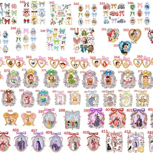 K&ouml;nnte beinhalten: Eine Sammlung von Aufklebern und Verzierungen zum Thema Disney. Die Designs umfassen Charaktere wie Micky Maus, Prinzessinnen und Schurken sowie Schleifen und herzf&ouml;rmige Rahmen. Die Farbpalette ist &uuml;berwiegend pastellfarben mit goldenen Akzenten.