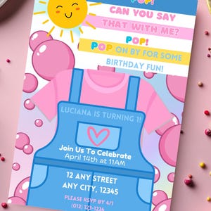 Inbjudan till födelsedag med rosa skjorta och jeansoveraller i Bubblegum-stil. Alla åldrar kan laddas ner. Digital nedladdning. Direkt nedladdning. Utskrivbar. Redigerbar. Barnfödelsedagsfest.