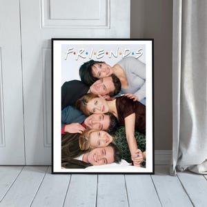 Könnte beinhalten: Ein gerahmtes Poster mit den Darstellern der Fernsehserie "Friends". Das Wort "FRIENDS" steht oben in einer bunten Schriftart. Die Darsteller sind übereinander gestapelt und lächeln den Betrachter an.