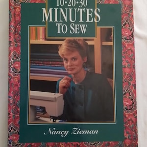 Puede incluir: Portada de libro con el título "10-20-30 Minutes to Sew" y el nombre de la autora, Nancy Zieman. La imagen muestra a una mujer con una blusa color teal, una máquina de coser y estantes de tela. El borde tiene un diseño paisley floral.