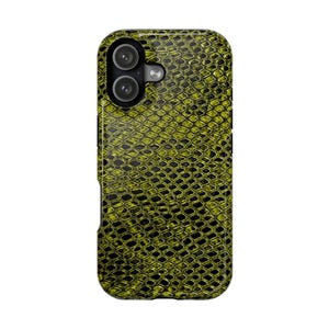 Puede incluir: Funda de teléfono con un patrón texturizado de piel de serpiente en tonos amarillos y negros. La funda tiene una abertura para cámara de doble lente en la parte superior. El diseño imita las escamas de reptil, ofreciendo una estética única.