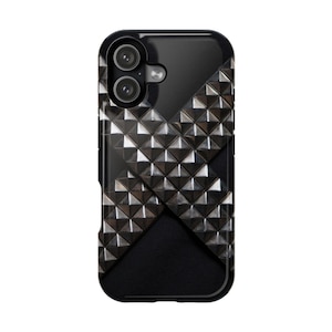 Puede incluir: Funda de teléfono inteligente negra con un diseño geométrico de tachuelas piramidales plateadas. La funda tiene una sección superior negra brillante con dos lentes de cámara y una sección inferior negra mate.