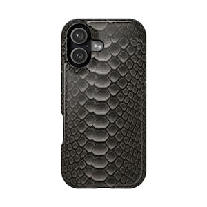 Pode incluir: Capa de telefone preta com padrão de pele de cobra. A capa tem uma superfície texturizada e um acabamento brilhante. As lentes da câmera são visíveis na parte superior.